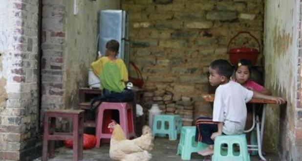 A pesar de su corta edad, esta niña tuvo que cuidar de sus hermanos, asumiendo el papel de madre.