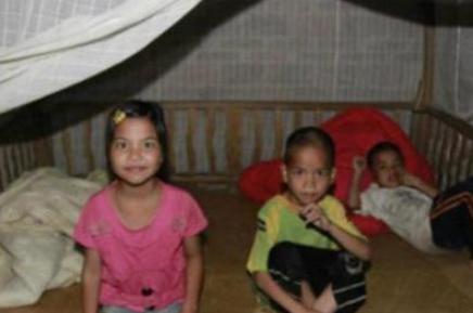 A pesar de su corta edad, esta niña tuvo que cuidar de sus hermanos, asumiendo el papel de madre.