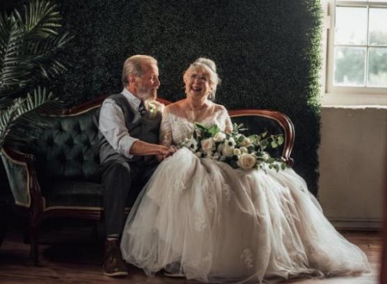 ¡Los bisnietos organizaron una increíble sesión de fotos para sus abuelos en honor a su 60º aniversario de bodas!