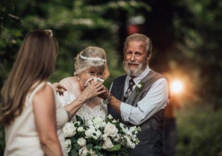 ¡Los bisnietos organizaron una increíble sesión de fotos para sus abuelos en honor a su 60º aniversario de bodas!