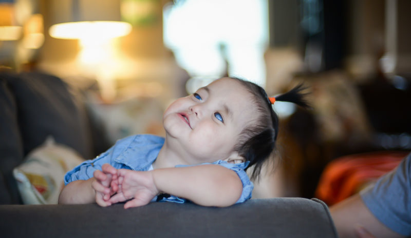 La vida de una familia estadounidense cambió para siempre después de adoptar a una niña con unos increíbles ojos azules que habían sido abandonada.