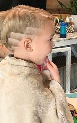Después del nuevo corte de cabello, la hermana lucía muy creativa gracias a su hermano de tres años.