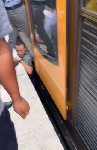 Personas desconocidas intervinieron cuando el niño cayó accidentalmente a través de un hueco en la plataforma de la estación de tren.