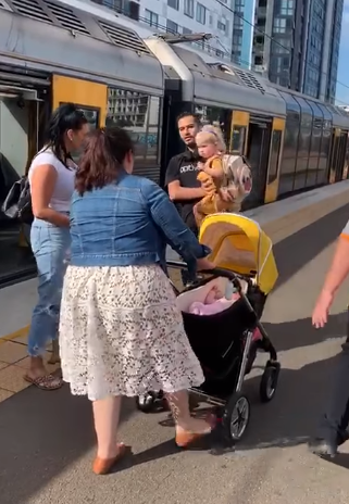 Personas desconocidas intervinieron cuando el niño cayó accidentalmente a través de un hueco en la plataforma de la estación de tren.