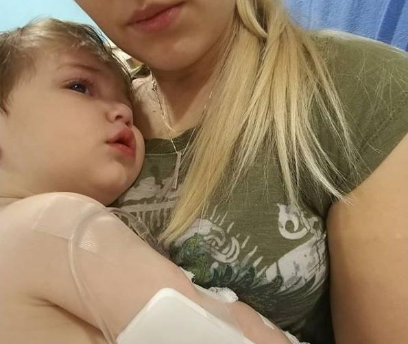 El niño que quedó en coma después de una mordedura de garrapata, milagrosamente recuperó la conciencia en su segundo cumpleaños.