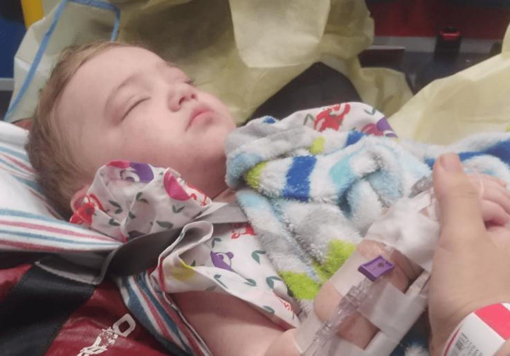 El niño que quedó en coma después de una mordedura de garrapata, milagrosamente recuperó la conciencia en su segundo cumpleaños.
