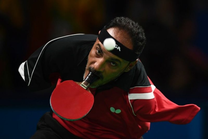 A pesar de la falta de brazos, esta persona no solo juega al tenis, sino que también es campeón.
