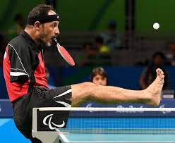 A pesar de la falta de brazos, esta persona no solo juega al tenis, sino que también es campeón.
