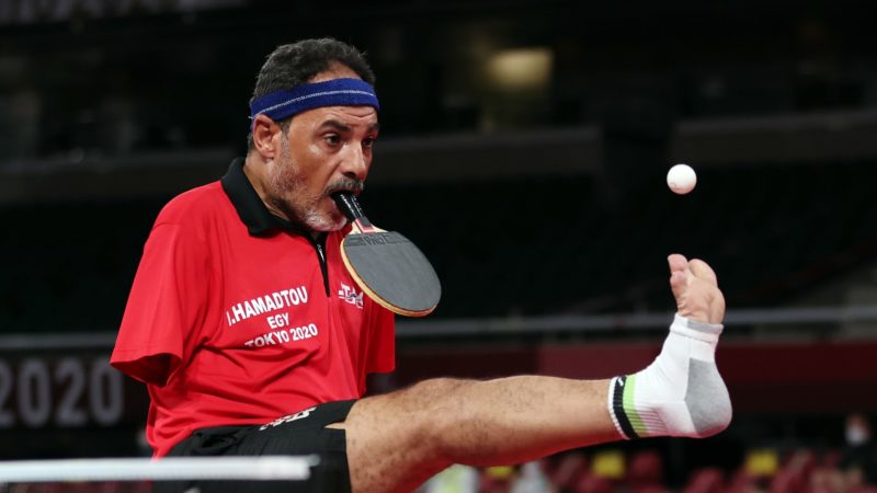 A pesar de la falta de brazos, esta persona no solo juega al tenis, sino que también es campeón.