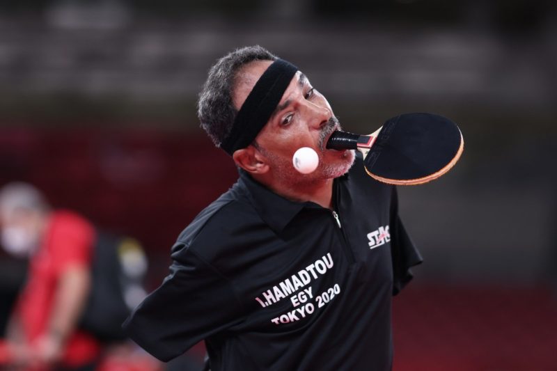 A pesar de la falta de brazos, esta persona no solo juega al tenis, sino que también es campeón.