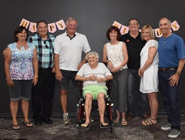 Una australiana de 90 años se convirtió en abuela por 88ª vez, estableciendo un nuevo récord para su edad.
