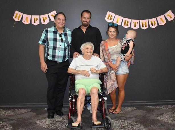 Una australiana de 90 años se convirtió en abuela por 88ª vez, estableciendo un nuevo récord para su edad.
