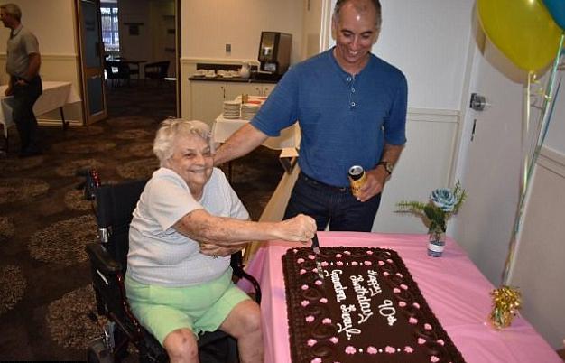 Una australiana de 90 años se convirtió en abuela por 88ª vez, estableciendo un nuevo récord para su edad.