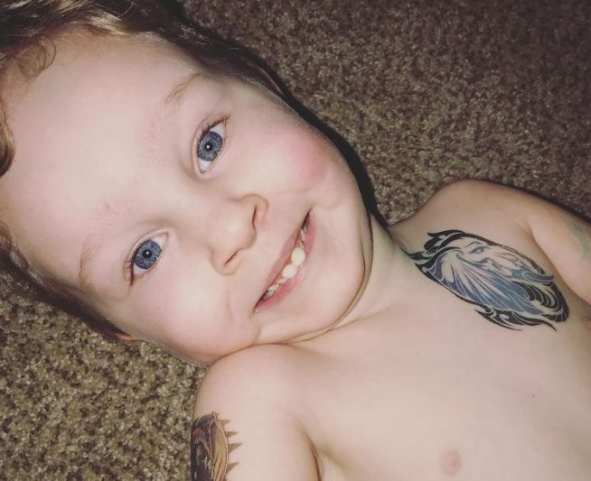 Un niño de tres años provocó emociones profundas y lágrimas entre los seguidores.
