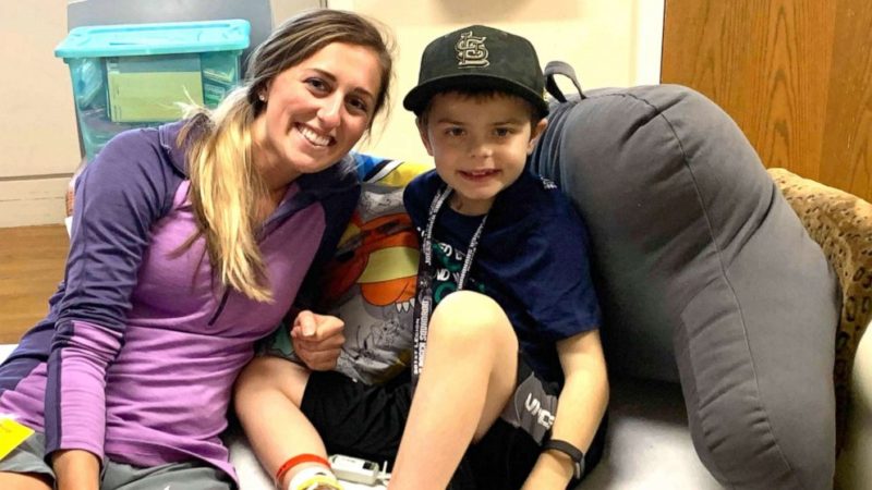 La enfermera donó una parte de su hígado a un niño extranjero. ¿Cómo se ve ahora?