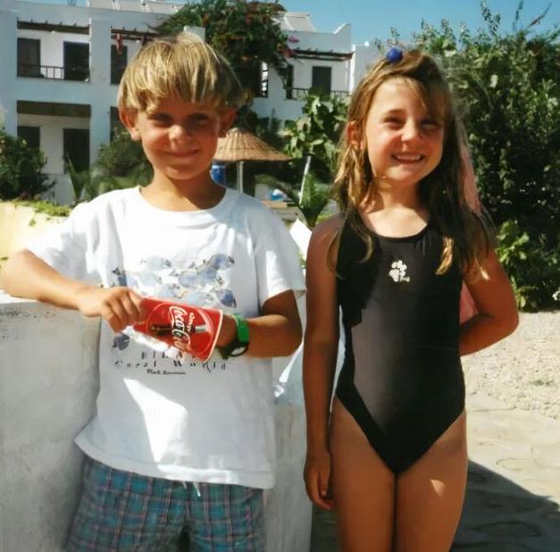 Mirando sus fotos familiares, los recién casados se dieron cuenta de que habían sido amigos desde la infancia.