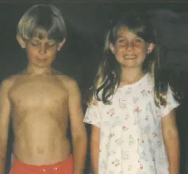 Mirando sus fotos familiares, los recién casados se dieron cuenta de que habían sido amigos desde la infancia.