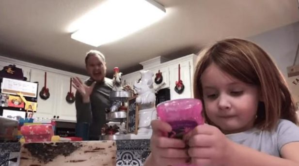El padre bailó felizmente en un video que su hija grabó, sin sospechar que ella lo enviaría a su maestro. En la actualidad, su talento es muy apreciado.