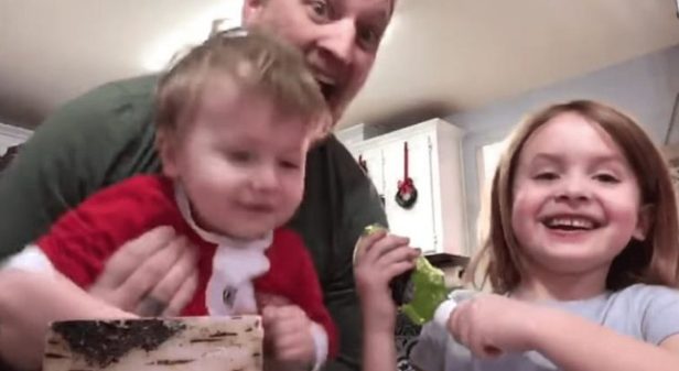 El padre bailó felizmente en un video que su hija grabó, sin sospechar que ella lo enviaría a su maestro. En la actualidad, su talento es muy apreciado.