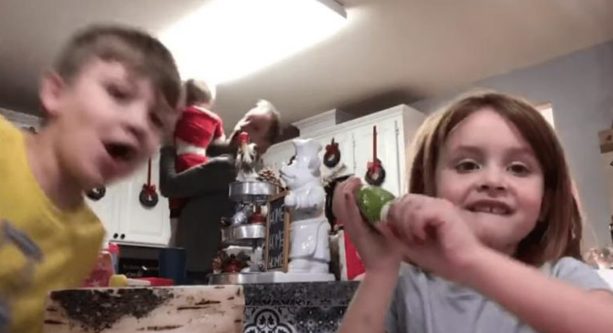 El padre bailó felizmente en un video que su hija grabó, sin sospechar que ella lo enviaría a su maestro. En la actualidad, su talento es muy apreciado.