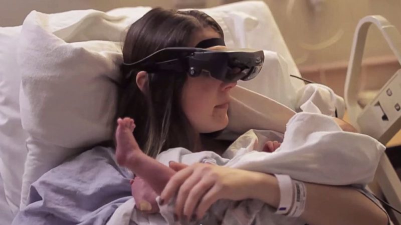 Un milagro de la tecnología: una madre ciega vio a su bebé recién nacido.