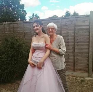 La abuela rompió a llorar cuando vio el vestido de graduación de su nieta.
