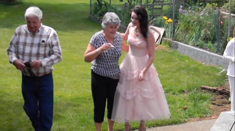 La abuela rompió a llorar cuando vio el vestido de graduación de su nieta.