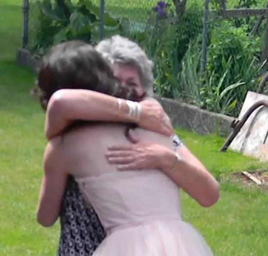 La abuela rompió a llorar cuando vio el vestido de graduación de su nieta.