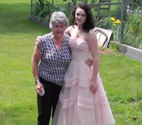 La abuela rompió a llorar cuando vio el vestido de graduación de su nieta.