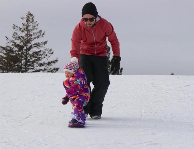 Los padres pusieron a su hija de un año en una tabla de snowboard.
