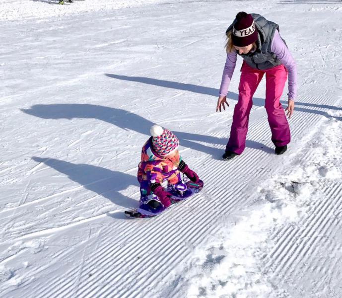 Los padres pusieron a su hija de un año en una tabla de snowboard.