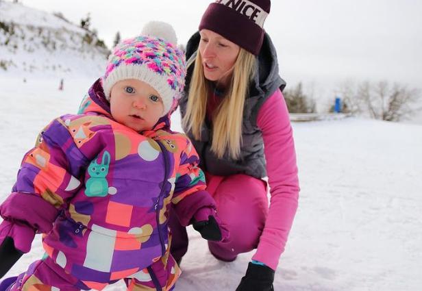 Los padres pusieron a su hija de un año en una tabla de snowboard.