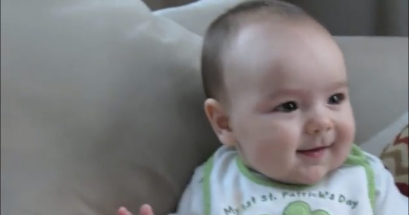"Esto es tan lindo", dice papá con una palabra, y el bebé regordete lanza la taza más linda que hayas visto.