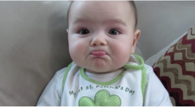 "Esto es tan lindo", dice papá con una palabra, y el bebé regordete lanza la taza más linda que hayas visto.