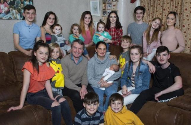 La familia está compuesta por 21 miembros, y así es cómo viven. Veamos cómo es el 22º miembro de la familia, que nació recientemente.