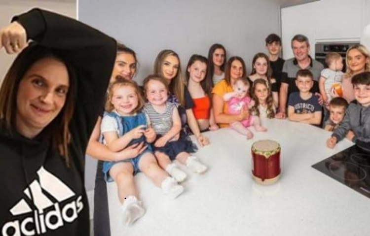 La familia está compuesta por 21 miembros, y así es cómo viven. Veamos cómo es el 22º miembro de la familia, que nació recientemente.