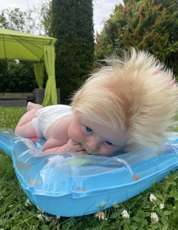 El joven británico de cabello largo y despeinado guarda un fuerte parecido con Boris Johnson. Mira sus increíbles fotos.