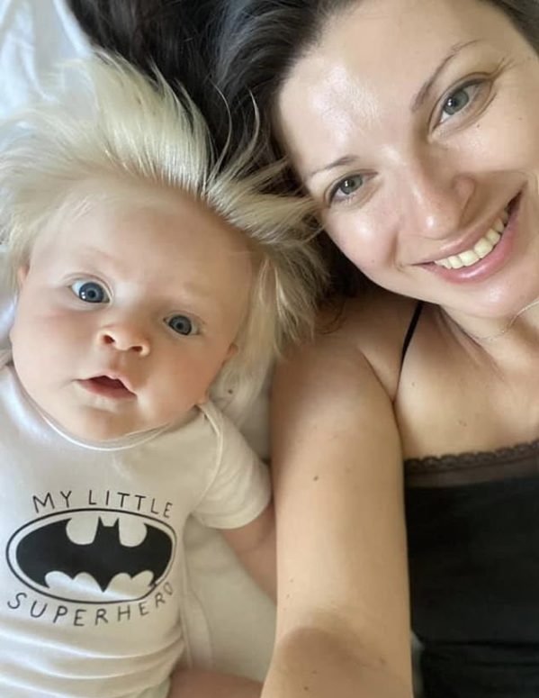 El joven británico de cabello largo y despeinado guarda un fuerte parecido con Boris Johnson. Mira sus increíbles fotos.