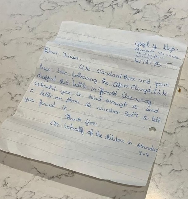 La madre y sus hijos encontraron una botella con una carta junto al río. En la carta estaba escrito lo siguiente: 'Es realmente increíble...'