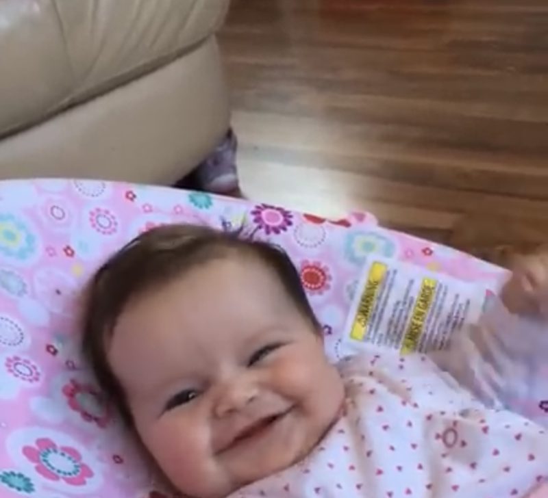 Niña dice su primera palabra a las 11 semanas. Tienes que verla y no podrás ocultar tu sonrisa.