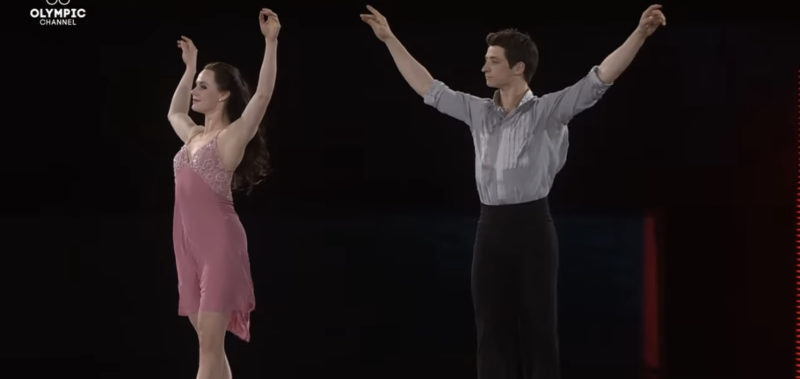 Los pequeños estaban patinando y bailando tan bien que todos quedaron asombrados. Su baile cautivó a muchos.