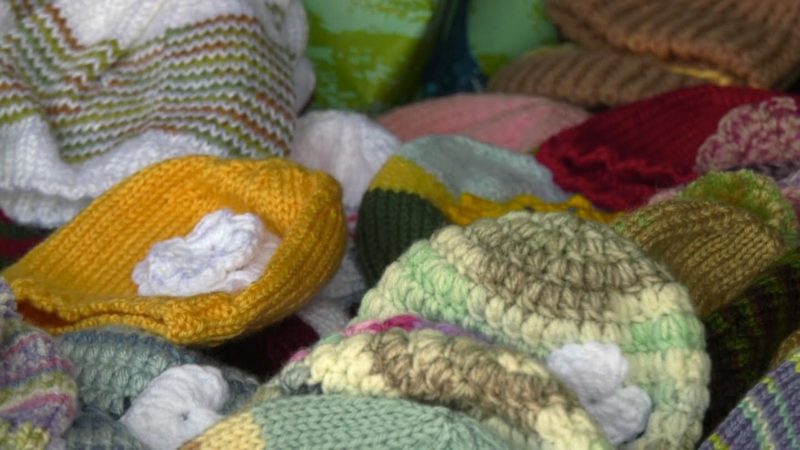 Cómo una abuela de 80 años tejió 2,000 gorros para donar al centro de cuidado infantil para niños pequeños.