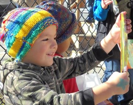 Cómo una abuela de 80 años tejió 2,000 gorros para donar al centro de cuidado infantil para niños pequeños.