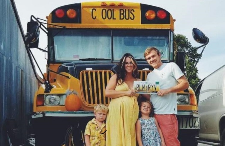 Es increíble, pero esta gran familia vive en un autobús renovado. Así es como se ve por dentro.