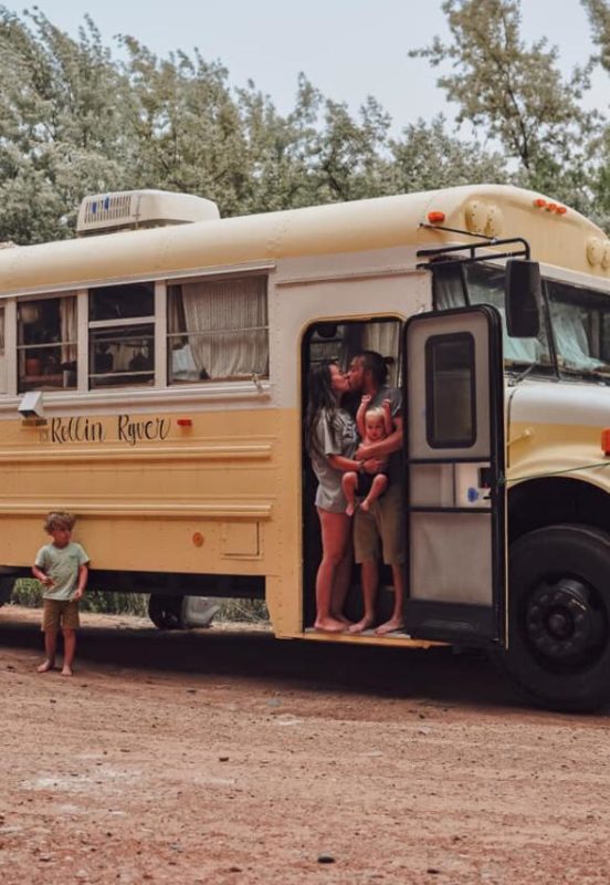 Es increíble, pero esta gran familia vive en un autobús renovado. Así es como se ve por dentro.