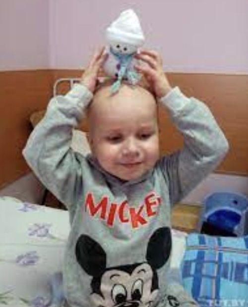 Es realmente conmovedor e impresionante. La compasión y determinación de un niño de cuatro años para ganar dinero cosiendo juguetes para su tratamiento es notable.