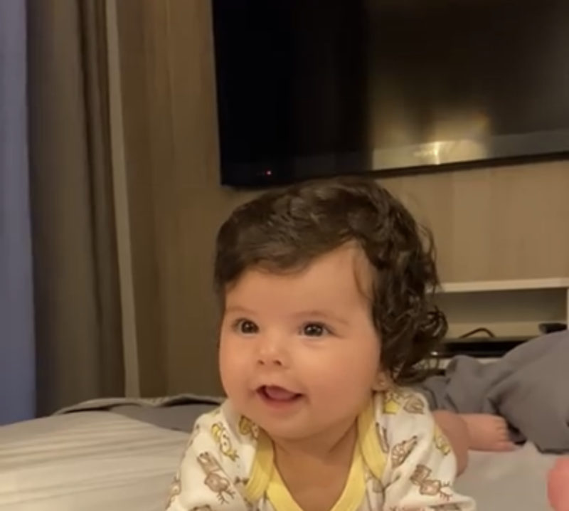 Los padres pusieron a la niña frente a una difícil elección, haciendo reír a Internet. Miren su video y sonreirán.