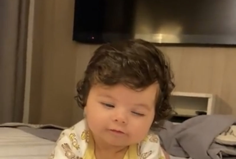 Los padres pusieron a la niña frente a una difícil elección, haciendo reír a Internet. Miren su video y sonreirán.