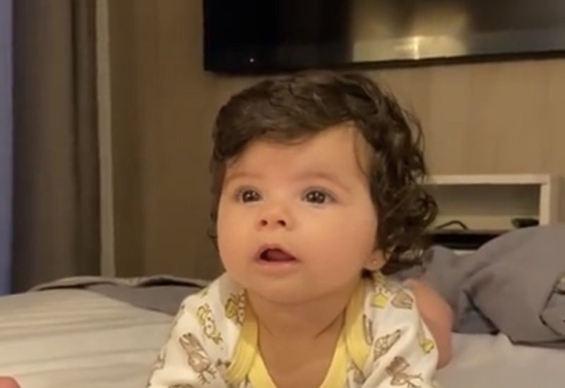 Los padres pusieron a la niña frente a una difícil elección, haciendo reír a Internet. Miren su video y sonreirán.
