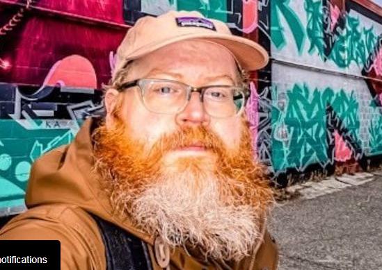 Un canadiense compró una cámara y con ella, algunas fotografías ajenas. Para encontrar a sus protagonistas, se prueba como detective.